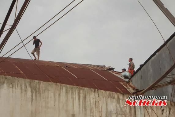 O homem de 28 anos, subiu e um dos antigos armazéns da Cotape em Independência de onde ameaça se jogar 
