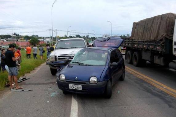 Motorista teria perdido o controle do carro e colidiu com caminhonete que seguia no sentido oposto