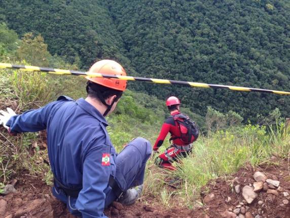 Veículo com placas de Vacaria caiu em uma ribanceira no município de 

Timbé do Sul