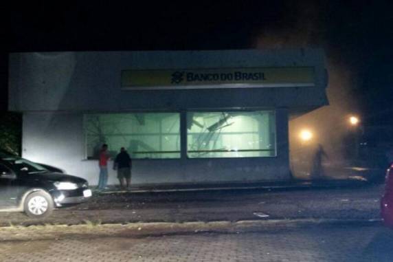 Oito criminosos 

armados explodiram uma agência do Banco do Brasil