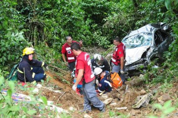 Esposa de motorista relata ter 

nascido de novo. Ela e a filha saíram ilesas do acidente. O marido e outro filho foram conduzidos para o hospital