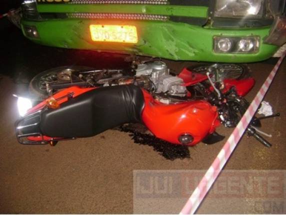 A moto chegou a ser arrastada por cerca de 60 metros