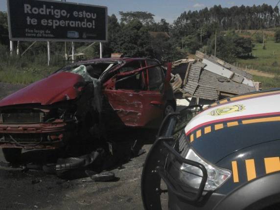 Ela ficou gravemente ferida após colidir em abrigo de ônibus na BR-386