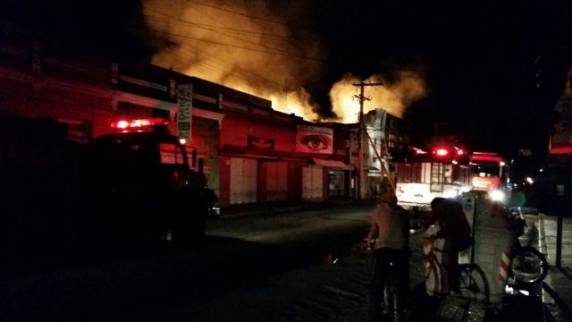 Pelo menos quatorze bombeiros trabalharam para controlar as chamas, com auxílio dos três caminhões que a corporação possui no município