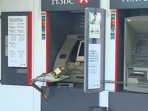 Cliente do HSBC não consegue sacar 

dinheiro e quebra equipamento