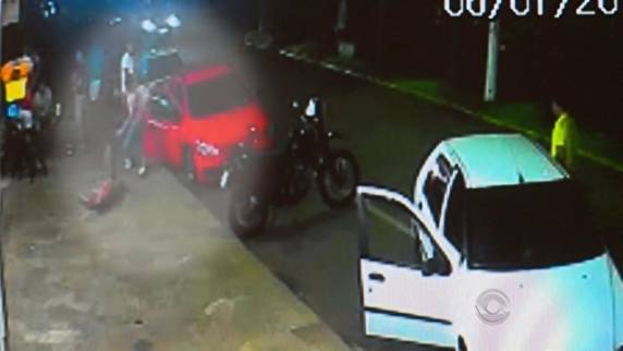 Ele caiu na calçada e sofreu fraturas no 

crânio, morrendo no hospital