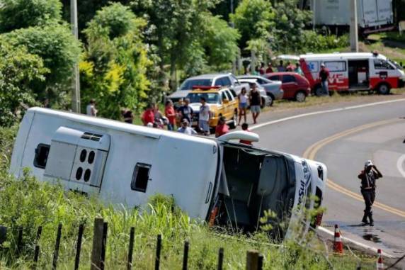 O motorista, Jéferson Padilha da Silva, ouvido na terça-feira, disse que não abusava da velocidade 

quando coleitvo tombou na ERS-030