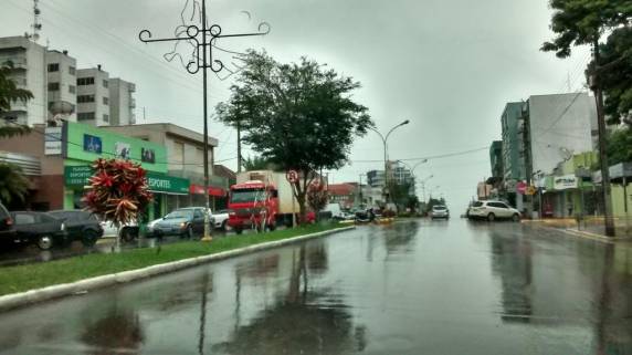 Depois de se envolver em acidente o motorista 

tentou esconder o automóvel