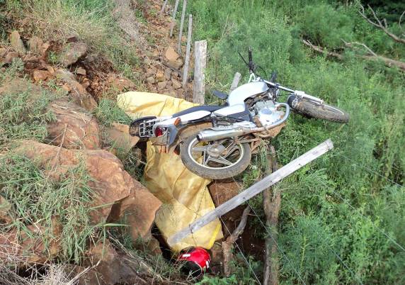 Robson bateu com a cabeça em pedras existentes no bueiro onde 

a moto parou