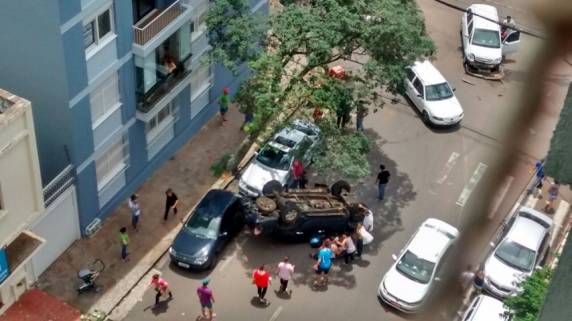 Veículo capotou com o forte impacto