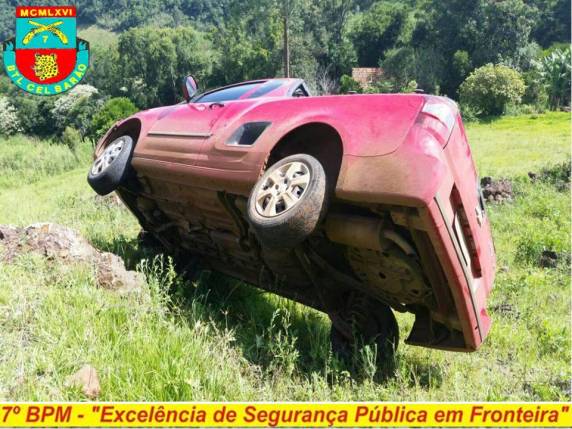 Motorista tombou o veículo e conseguiu fugir