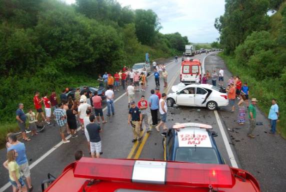 Uruguaia morre e pelo menos cinco ficam feridos em acidente na BR-290