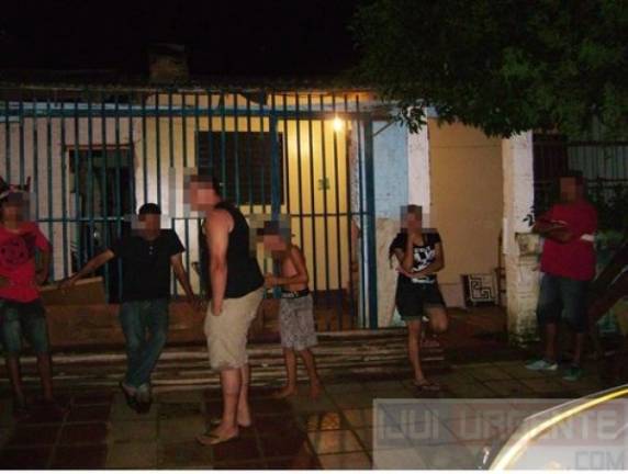 A mãe tinha medidas protetivas contra o filho, ou seja, ele não poderia chegar perto da casa dela