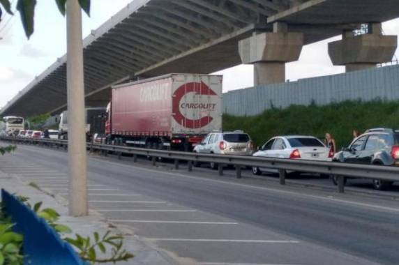 Segundo motoristas que passaram pela região, congestionamento é consequência de buracos