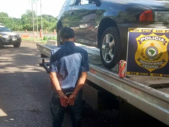 Segundo a polícia, ele estava com latas de cerveja no interior do veículo