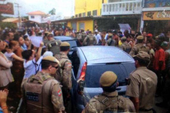 Com protesto dos moradores da comunidade, houve tumulto na saída dos carros da simulação