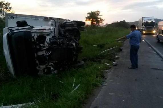 Motorista de um Stilo não teria conseguido completar uma ultrapassagem e batido de frente com um caminhão