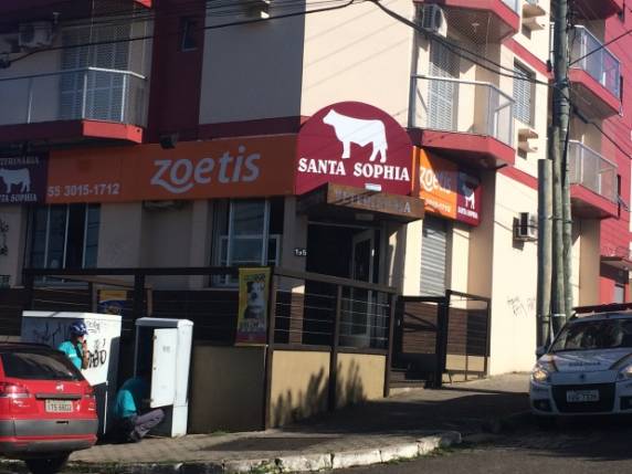 Sete trabalhadores foram trancados dentro de um banheiro sob a mira de um revólver