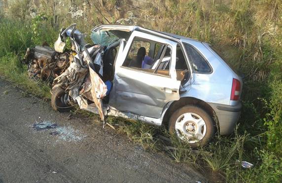 Um Gol 

colidiu frontalmente com um Caminhão no início da manhã desta terça-feira, 03, no km 263,7