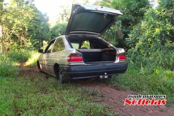 Os ladrões depenaram o automóvel