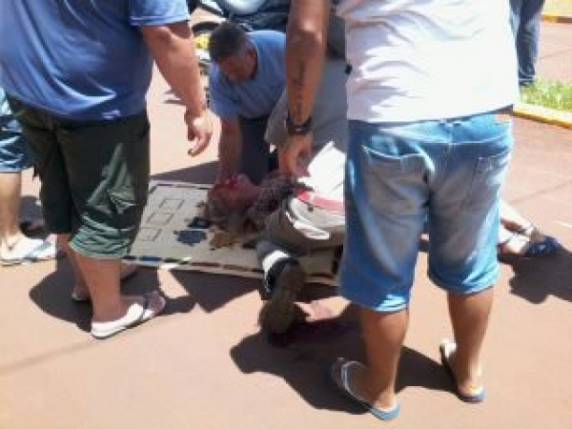 Mulher de 65 anos foi atropelada por uma moto. O piloto fugiu do local