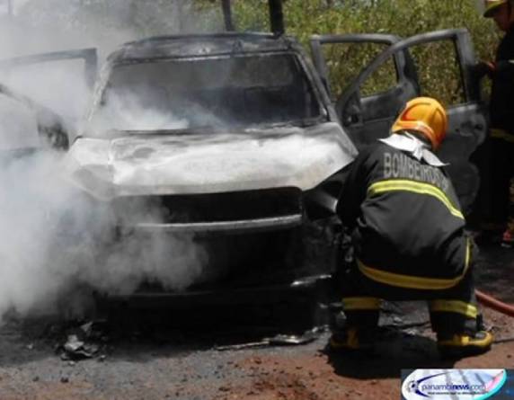 O bombeiro ajudava a combater o sinistro e teve queimaduras no rosto