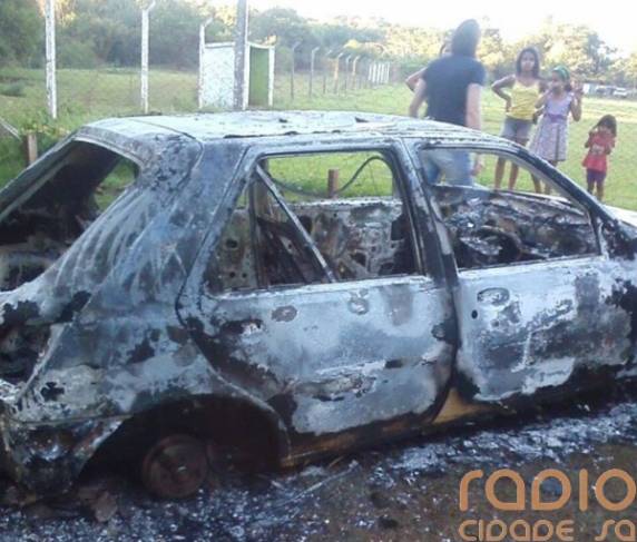 O veículo foi encontrado completamente destruído pelo fogo