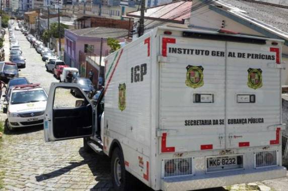 Mãe e filha foram encontradas em cômodos da residência com marcas de facadas