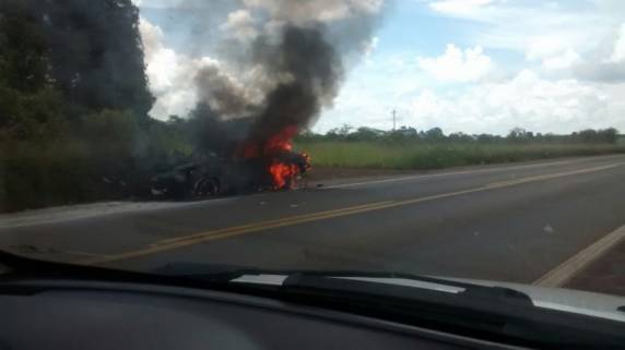 A Polícia Rodoviária Federal e o Corpo de Bombeiros estão atendendo a ocorrência