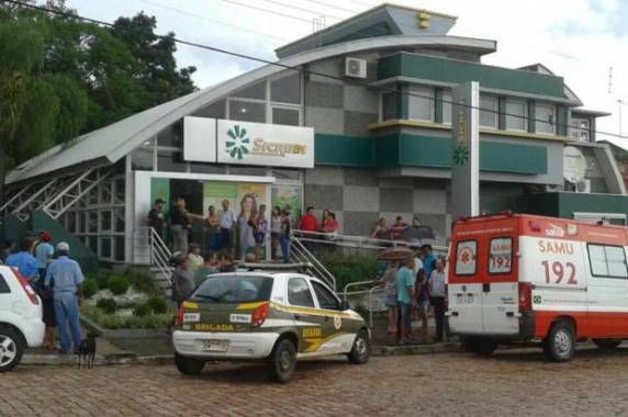 Assaltantes trocaram tiros com a Brigada Militar e fugiram em um carro