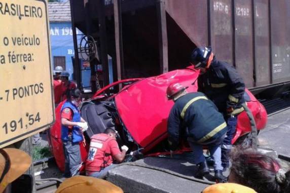A vítima, de 62 anos, foi retirada do veículo sem ferimentos depois de quase uma hora de trabalho dos bombeiros 

voluntários