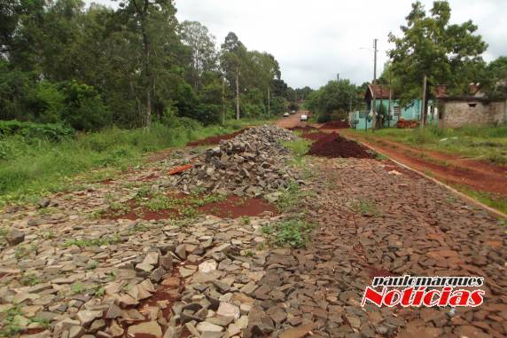 A única rua de acesso ao bairro está interrompida no final da vila