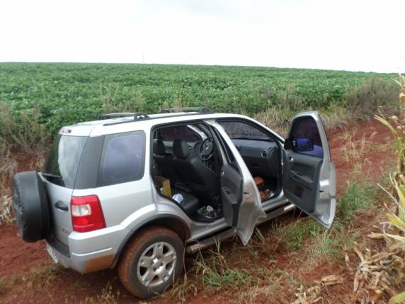 Veículo foi encontrado 

abandonado em estrada que dá acesso a uma lavoura
