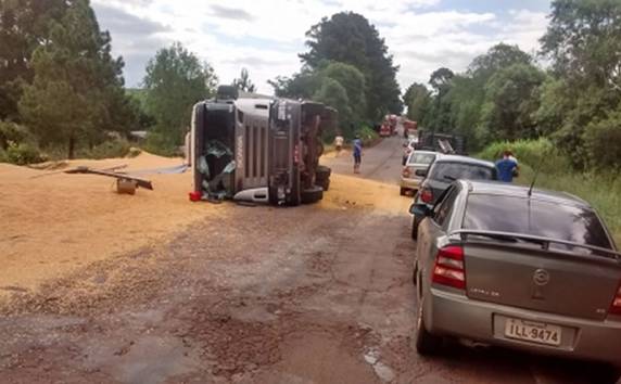 A rodovia está interrompida na altura do Km 58, devido a carga perigosa do 

caminhão