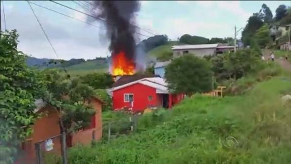 Fogo consumiu a residência em Arroio do Tigre, no Centro do estado