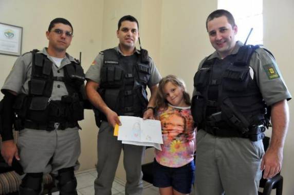 Ana Cristina Kieling Pedrazzi, de 8 anos, entregou um desenho aos 

policiais militares que prestaram socorro no dia do acidente