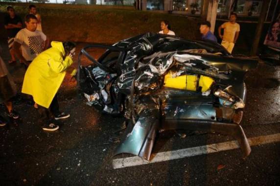 Carro das vítimas bateu em um ponto de ônibus e depois foi atingido por outro veículo