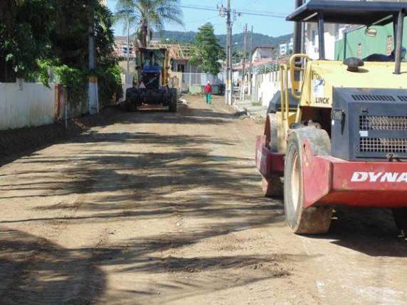Equipes trabalham no nivelamento e preparo das ruas 802, 802 A e 806 que receberão a pavimentaçã