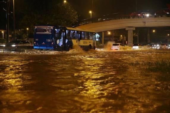 Em 48 horas, choveu mais em Florianópolis do que o esperado para o mês inteiro