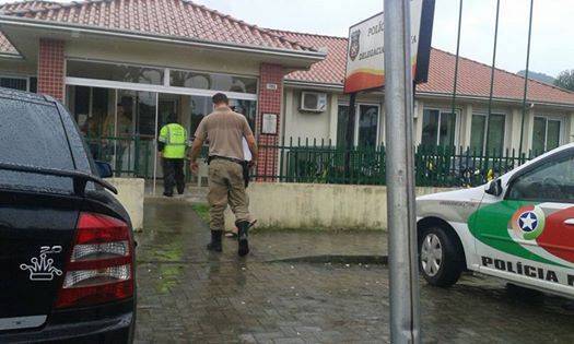O fato foi registrado na tarde deste sábado (14)