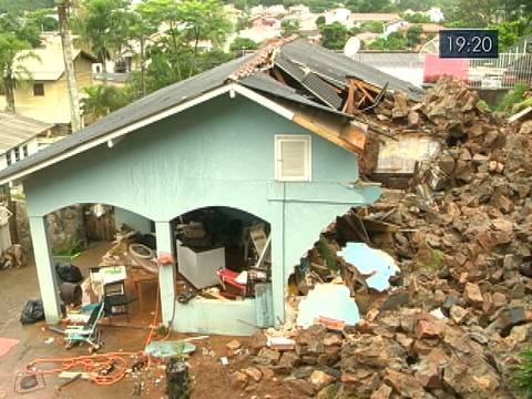 Moradores foram retirados do local neste sábado e não tiveram ferimentos