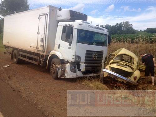 Condutor de um Fusca ficou ferido
