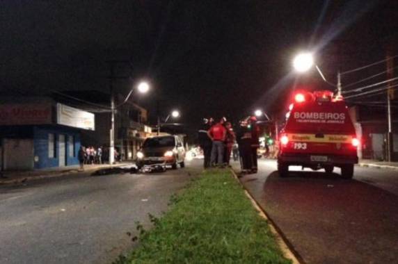 O motociclista e o carona foram arremessados do outro lado da pista e 

atingidos por um carro
