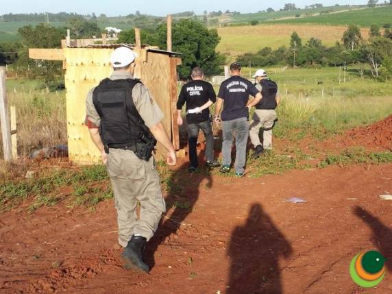 O corpo havia sido degolado e apresentava perfurações de faca no abdômen, além de fraturas na face