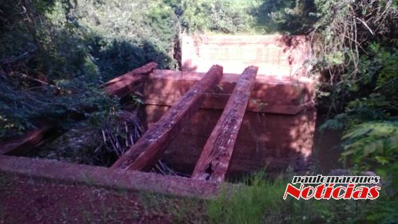 Enxurrada levou parte da estrutura da ponte sobre o rio Quaraim