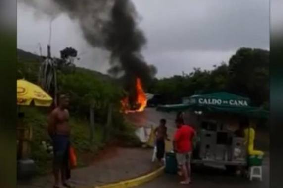 Conforme os bombeiros, 

causa do incêndio foi uma falha mecânica que provocou vazamento de gasolina do próprio veículo