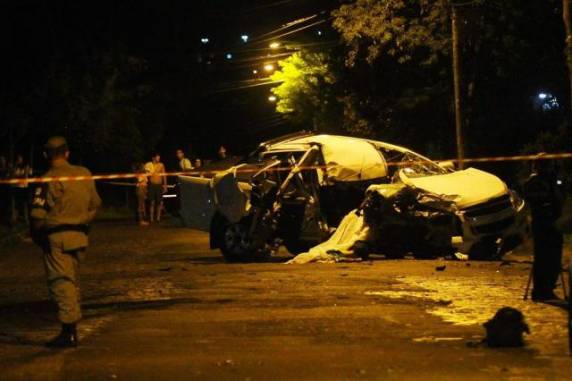 Informações preliminares indicam que adolescente perdeu o 

controle de caminhonete roubada e carona morreu em colisão contra árvore