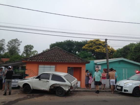 Condutora teria perdido o controle da direção após passar por veículo com luz alta