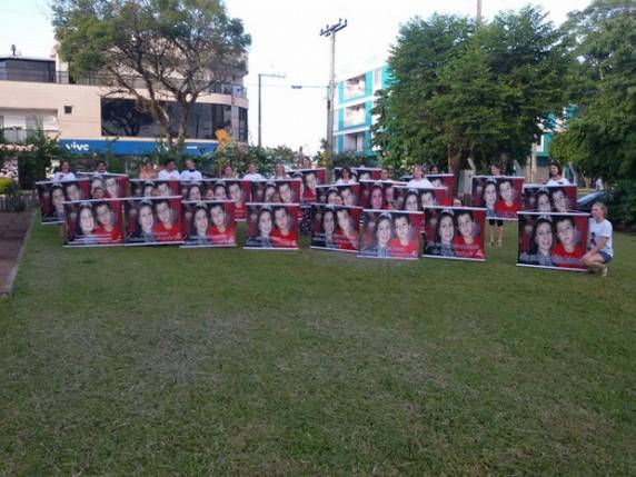 Banners com foto do menino e da mãe foram espalhados na cidade