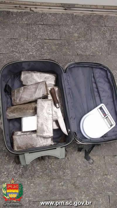 A droga e o carro foram apreendidos junto a uma faca e uma 

balança de precisão